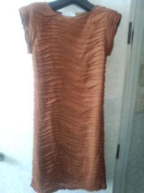 キャメルブラウン捻りバイヤスフレンチ袖タイトワンピースS〜M < 女性ファッション  キャメルブラウン捻りバイヤスフレンチ袖タイトワンピースS〜M  < 女性ファッションの
