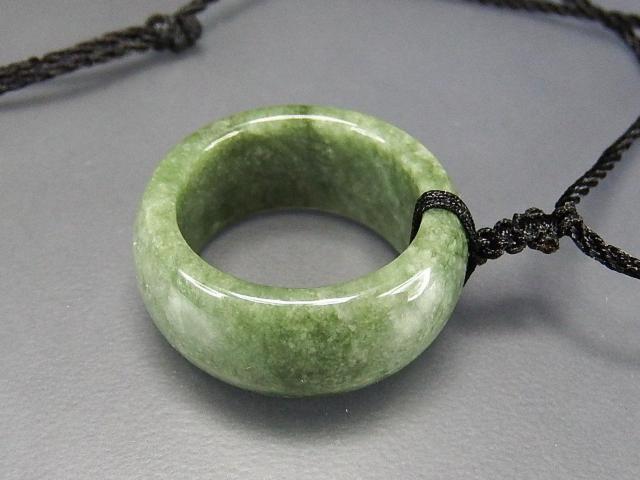 良質濃い目ひすい指輪サムリング黒糸ネックレス天然石本翡翠硬玉約26号A3-6-002 < 女性アクセサリー/時計  良質濃い目ひすい指輪サムリング黒糸ネックレス天然石本翡翠硬玉約26号A3-6-002 < 女性アクセサリー/時計の