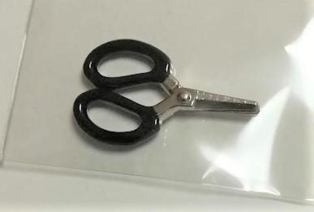 ミニチュア★ハサミ★黒★チョキチョキと動き簡単な物は切れます♪ドールハウス★ < おもちゃ ミニチュア★ハサミ★黒★チョキチョキと動き簡単な物は切れます♪ドールハウス★ < おもちゃの