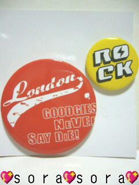 CAP.バッグ等に【英ロゴ&ロック】バッチ 大小2個セット < 男性ファッション CAP.バッグ等に【英ロゴ&ロック】バッチ 大小2個セット < 男性ファッションの