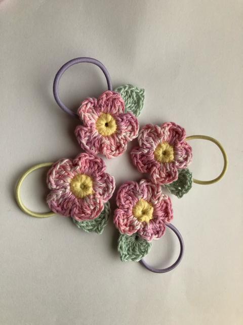 ハンドメイド ヘアゴム 小さなお子様用 ピンクのお花よっつ♪ < 女性ファッション  ハンドメイド ヘアゴム 小さなお子様用 ピンクのお花よっつ♪  < 女性ファッションの