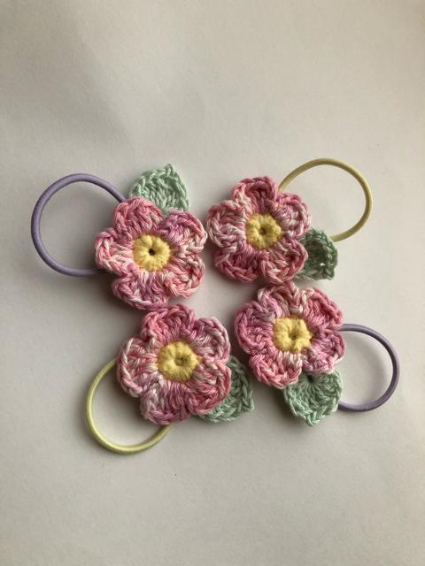 ハンドメイド ヘアゴム 小さなお子様用 ピンクのお花よっつ♪ < 女性ファッション  ハンドメイド ヘアゴム 小さなお子様用 ピンクのお花よっつ♪ < 女性ファッションの
