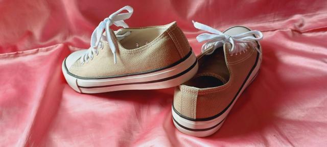★ベージュ×白ホワイト☆綿コットンキャンバス☆シンプル可愛い♪編み上げ定番ローカットスニーカー♪クッション中敷きシートおまけ付き < 女性ファッション  ★ベージュ×白ホワイト☆綿コットンキャンバス☆シンプル可愛い♪編み上げ定番ローカットスニーカー♪クッション中敷きシートおまけ付き < 女性ファッションの