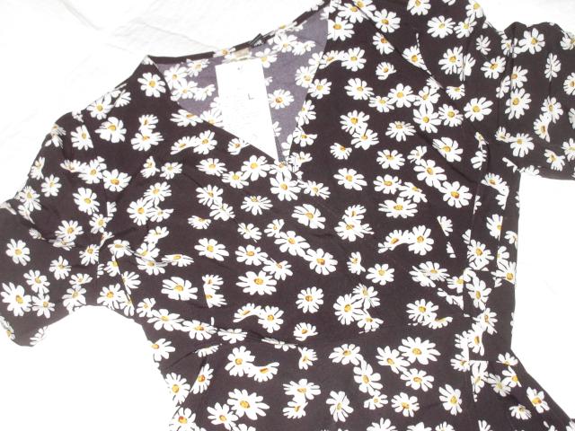 未使用タグ付☆花柄デイジー模様*半袖ワンピース(ブラック) < 女性ファッション  未使用タグ付☆花柄デイジー模様*半袖ワンピース(ブラック) < 女性ファッションの