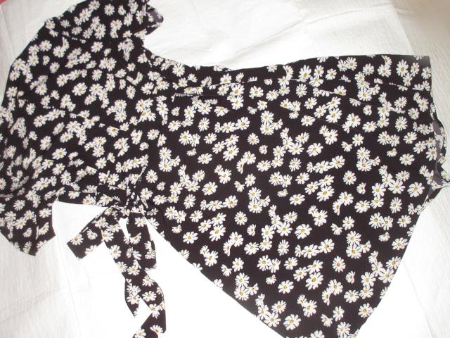 未使用タグ付☆花柄デイジー模様*半袖ワンピース(ブラック) < 女性ファッション  未使用タグ付☆花柄デイジー模様*半袖ワンピース(ブラック) < 女性ファッションの