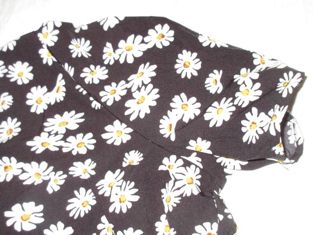 未使用タグ付☆花柄デイジー模様*半袖ワンピース(ブラック) < 女性ファッション  未使用タグ付☆花柄デイジー模様*半袖ワンピース(ブラック) < 女性ファッションの