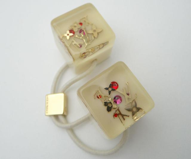 ルイヴィトン アンクル―ジョン ヘアキューブ ヘアゴム 2点セット ホワイト×ブラウン系<USED>【送料無料】 < ブランド  ルイヴィトン アンクル―ジョン ヘアキューブ ヘアゴム 2点セット ホワイト×ブラウン系<USED>【送料無料】 < ブランドの