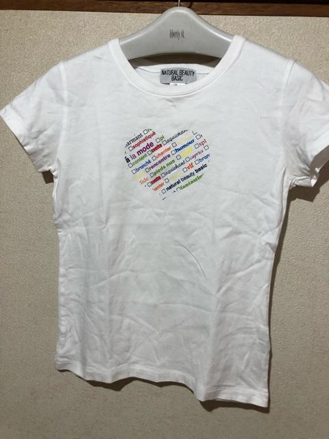 Natural beauty Basic 胸元のハート柄が可愛い Tシャツ M < ブランド Natural beauty Basic 胸元のハート柄が可愛い Tシャツ M < ブランドの