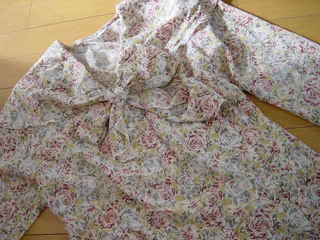 【お嬢様系】大きめフリルエリ花柄シャツ < 女性ファッション  【お嬢様系】大きめフリルエリ花柄シャツ < 女性ファッションの