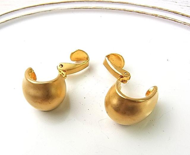 ★正規品美品 CUSHKA(クシュカ) ヴィンテージ フープ イヤリング ゴールド色 マット仕上げ < 女性アクセサリー/時計  ★正規品美品 CUSHKA(クシュカ) ヴィンテージ フープ イヤリング ゴールド色 マット仕上げ < 女性アクセサリー/時計の