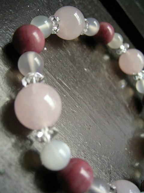 ローズクォーツxピーモンタイトxピンクカルセドニー < 女性アクセサリー/時計 ローズクォーツxピーモンタイトxピンクカルセドニー < 女性アクセサリー/時計の