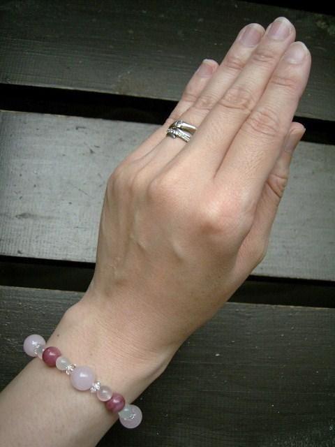 ローズクォーツxピーモンタイトxピンクカルセドニー < 女性アクセサリー/時計 ローズクォーツxピーモンタイトxピンクカルセドニー < 女性アクセサリー/時計の