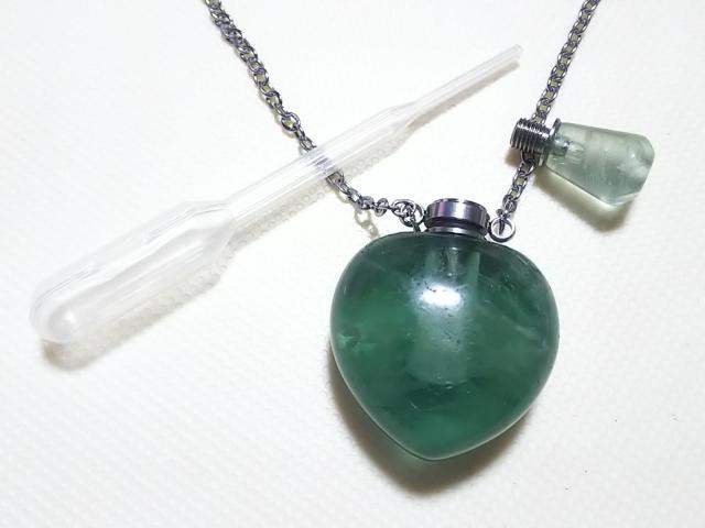 天然石★グリーンフローライト 原石 ペンダント < 女性アクセサリー/時計 天然石★グリーンフローライト 原石 ペンダント < 女性アクセサリー/時計の