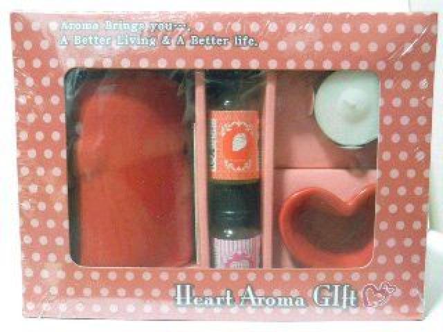 プレゼント.ギフトに♪フレグランスオイル2種類入り ハートアロマギフト 4点セット レッド < ヘルス/ビューティー プレゼント.ギフトに♪フレグランスオイル2種類入り ハートアロマギフト 4点セット レッド < ヘルス/ビューティーの