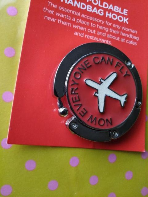 エアアジア Air ASIA バッグハンガー 公式グッズ ハンドバッグフック 飛行機 < 女性ファッション  エアアジア Air ASIA バッグハンガー 公式グッズ ハンドバッグフック 飛行機 < 女性ファッションの