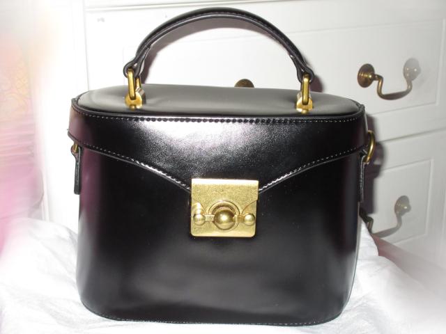 未使用タグ付☆本革製バニティ*ショルダーハンドバッグ(黒) < 女性ファッション  未使用タグ付☆本革製バニティ*ショルダーハンドバッグ(黒)  < 女性ファッションの