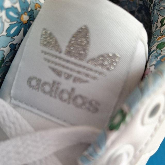 adidas  AfB_X Ԗ͗l  Xj[J[  uh 