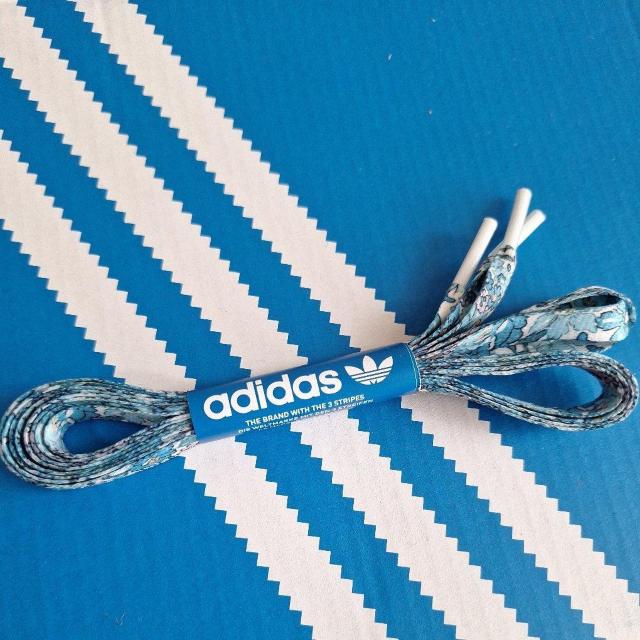 adidas  AfB_X Ԗ͗l  Xj[J[  uh 