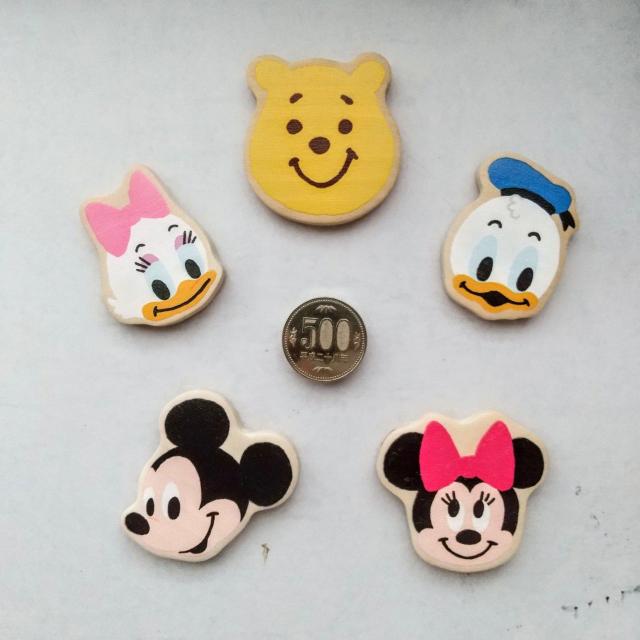 Disney ミッキーマウス マグネット 木製 5種類セット スケーター 大きさ見本に500円玉と写しました < アニメ/コミック/キャラクター  Disney ミッキーマウス マグネット 木製 5種類セット スケーター 大きさ見本に500円玉と写しました  < アニメ/コミック/キャラクターの