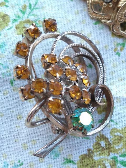 昭和レトロブローチまとめ売り(ペンダントトップ一つ) < 女性アクセサリー/時計 昭和レトロブローチまとめ売り(ペンダントトップ一つ) < 女性アクセサリー/時計の