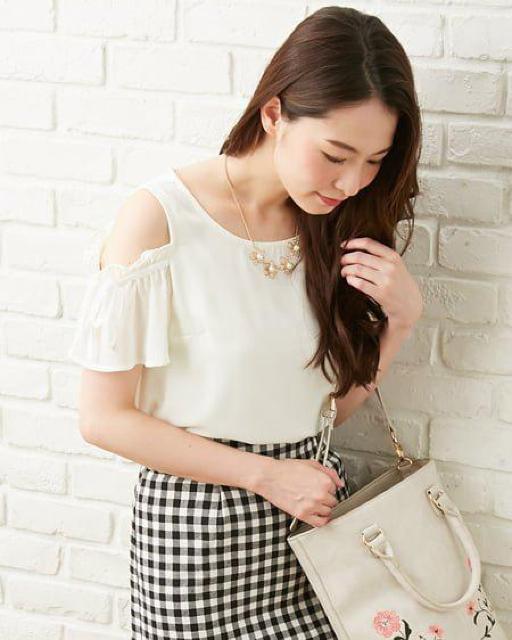 新品☆アラマンダ*肩あきラッフルスリーブトップス < ブランド  新品☆アラマンダ*肩あきラッフルスリーブトップス  < ブランドの