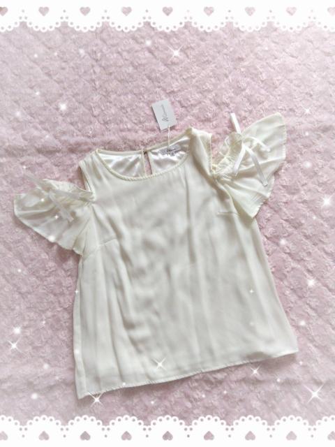 新品☆アラマンダ*肩あきラッフルスリーブトップス < ブランド  新品☆アラマンダ*肩あきラッフルスリーブトップス < ブランドの