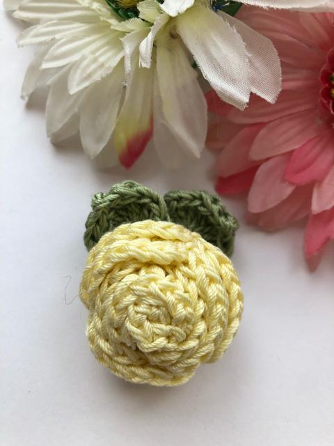 ハンドメイド ブローチ ヘアゴム レース糸で編んだ巻き巻き薔薇 < 女性ファッション  ハンドメイド ブローチ ヘアゴム レース糸で編んだ巻き巻き薔薇  < 女性ファッションの