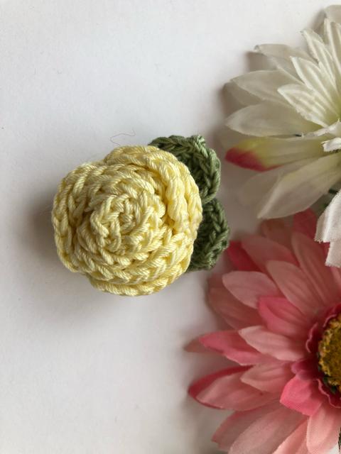 ハンドメイド ブローチ ヘアゴム レース糸で編んだ巻き巻き薔薇 < 女性ファッション  ハンドメイド ブローチ ヘアゴム レース糸で編んだ巻き巻き薔薇 < 女性ファッションの