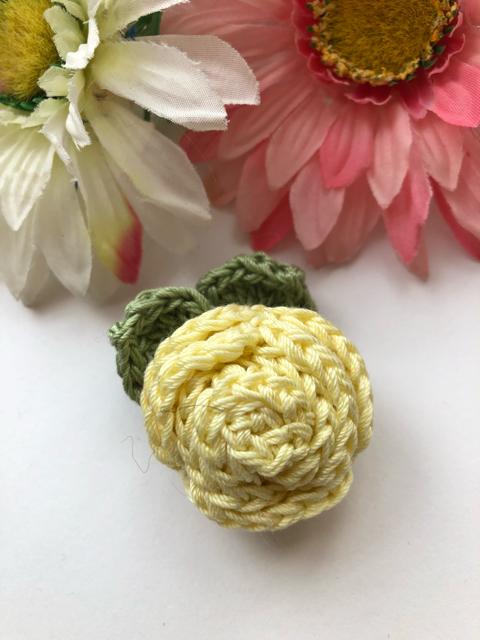 ハンドメイド ブローチ ヘアゴム レース糸で編んだ巻き巻き薔薇 < 女性ファッション  ハンドメイド ブローチ ヘアゴム レース糸で編んだ巻き巻き薔薇 < 女性ファッションの