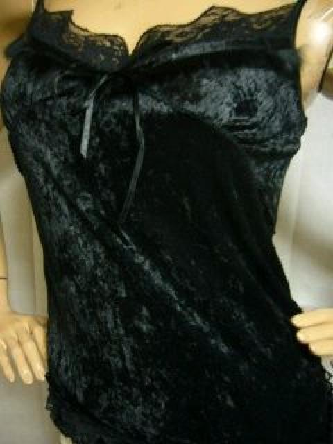 可愛い♪光沢感 胸元ラビットファー&刺繍フリルレース 裾フリルレース ベロアキャミソール ブラック < 女性ファッション  可愛い♪光沢感 胸元ラビットファー&刺繍フリルレース 裾フリルレース ベロアキャミソール ブラック < 女性ファッションの