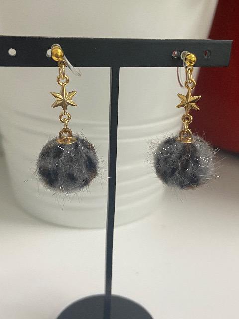 ハンドメイド フェイクファーボールのチャームを使用した樹脂のノンホールピアス レオパード柄 グレー < 女性ファッション  ハンドメイド フェイクファーボールのチャームを使用した樹脂のノンホールピアス レオパード柄 グレー  < 女性ファッションの