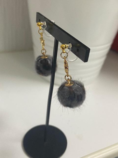 ハンドメイド フェイクファーボールのチャームを使用した樹脂のノンホールピアス レオパード柄 グレー < 女性ファッション  ハンドメイド フェイクファーボールのチャームを使用した樹脂のノンホールピアス レオパード柄 グレー < 女性ファッションの