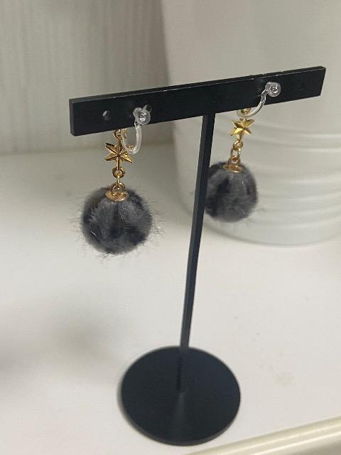 ハンドメイド フェイクファーボールのチャームを使用した樹脂のノンホールピアス レオパード柄 グレー < 女性ファッション  ハンドメイド フェイクファーボールのチャームを使用した樹脂のノンホールピアス レオパード柄 グレー < 女性ファッションの