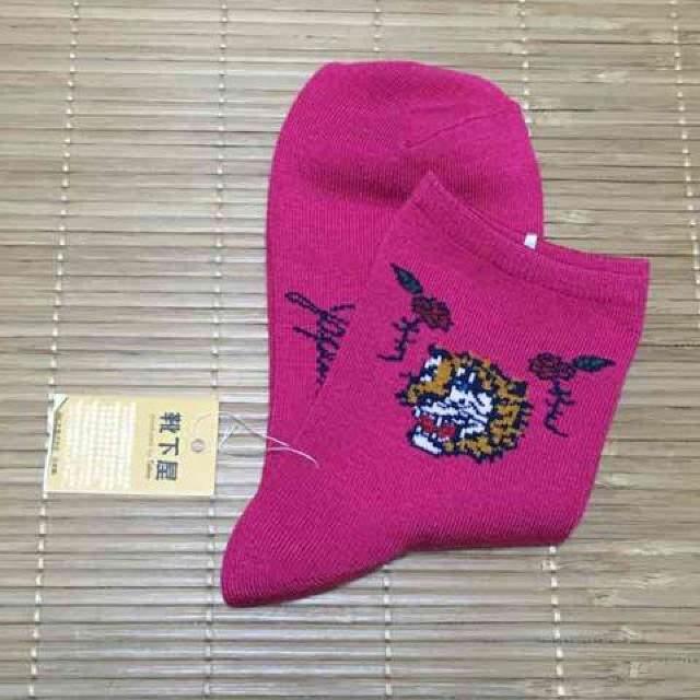 スカジャン風トラ&ローズ柄ソックス。チェリーピンク < 女性ファッション  スカジャン風トラ&ローズ柄ソックス。チェリーピンク < 女性ファッションの
