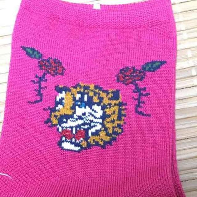 スカジャン風トラ&ローズ柄ソックス。チェリーピンク < 女性ファッション  スカジャン風トラ&ローズ柄ソックス。チェリーピンク < 女性ファッションの