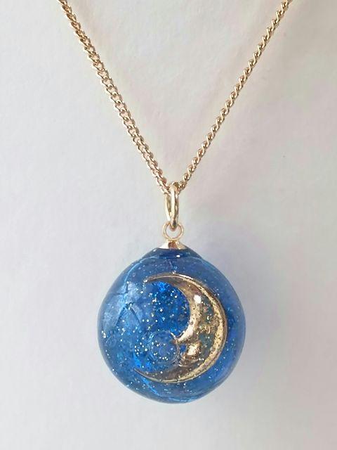 宇宙の月と星の球体ネックレス  レジン  ハンドメイド < 女性ファッション  宇宙の月と星の球体ネックレス  レジン  ハンドメイド  < 女性ファッションの