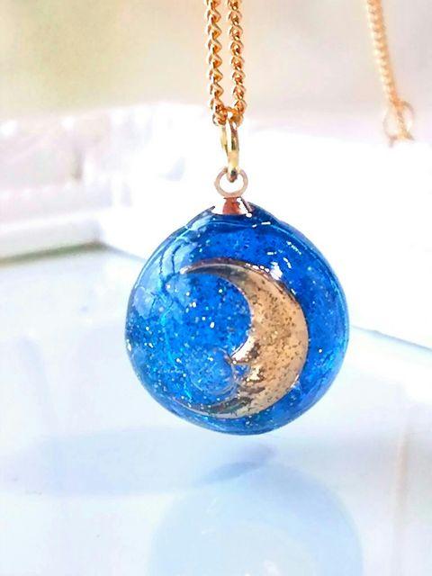 宇宙の月と星の球体ネックレス  レジン  ハンドメイド < 女性ファッション  宇宙の月と星の球体ネックレス  レジン  ハンドメイド < 女性ファッションの