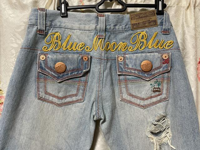 ブルームーンブルー ダメージデニム ジーンズ 美品 < 女性ファッション  ブルームーンブルー ダメージデニム ジーンズ 美品 < 女性ファッションの