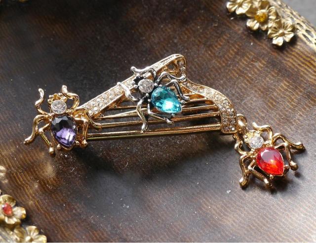 新品アンティーク調きらきらストーン3匹のクモ蜘蛛ブローチ ハロウィン  < 女性アクセサリー/時計  新品アンティーク調きらきらストーン3匹のクモ蜘蛛ブローチ ハロウィン   < 女性アクセサリー/時計の