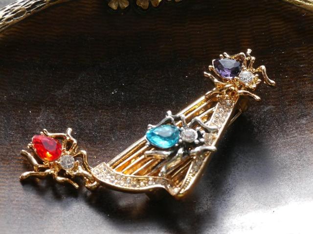 新品アンティーク調きらきらストーン3匹のクモ蜘蛛ブローチ ハロウィン  < 女性アクセサリー/時計  新品アンティーク調きらきらストーン3匹のクモ蜘蛛ブローチ ハロウィン  < 女性アクセサリー/時計の