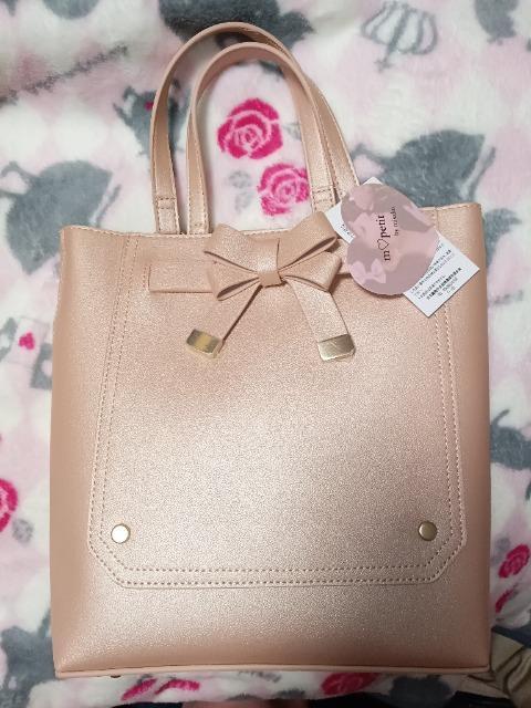 送料無料! 新品未使用タグ付 青木美沙子✕しまむらリボン付き2WAYバッグ(ローズゴールド) < 女性ファッション  送料無料! 新品未使用タグ付 青木美沙子✕しまむらリボン付き2WAYバッグ(ローズゴールド)  < 女性ファッションの