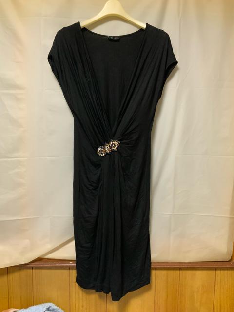 ◆シネカノン「黒地のビジュー付きワンピース」フリーサイズ < 女性ファッション  ◆シネカノン「黒地のビジュー付きワンピース」フリーサイズ  < 女性ファッションの