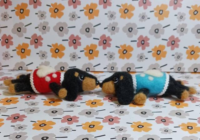 羊毛フェルト ダックスフンド お揃い服着てハイポーズ < ペット/手芸/園芸 羊毛フェルト ダックスフンド お揃い服着てハイポーズ < ペット/手芸/園芸の