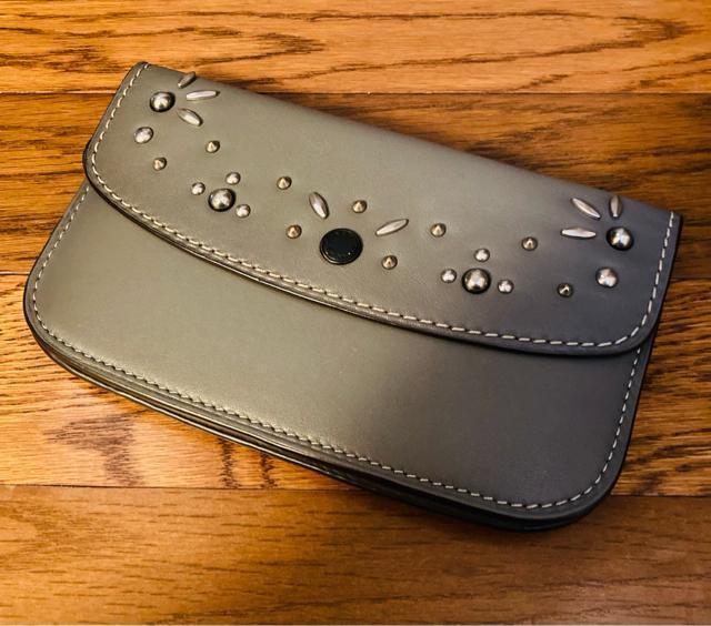 COACH コーチ クラッチバッグ 財布 クラッチウォレット グラブタンレザー 本革 レザー グレー スタッズ ポーチ < ブランド  COACH コーチ クラッチバッグ 財布 クラッチウォレット グラブタンレザー 本革 レザー グレー スタッズ ポーチ  < ブランドの