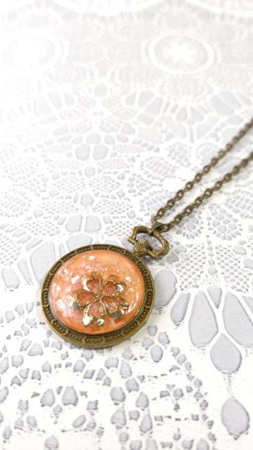 ゴールドの桜とピンクのクラッシュシェルの懐中時計型ネックレス   ハンドメイド < 女性ファッション  ゴールドの桜とピンクのクラッシュシェルの懐中時計型ネックレス   ハンドメイド  < 女性ファッションの