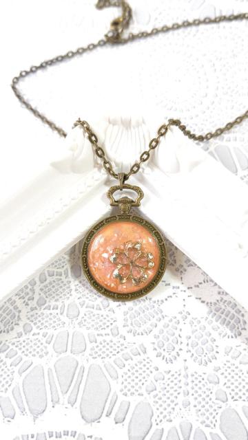 ゴールドの桜とピンクのクラッシュシェルの懐中時計型ネックレス   ハンドメイド < 女性ファッション  ゴールドの桜とピンクのクラッシュシェルの懐中時計型ネックレス   ハンドメイド < 女性ファッションの