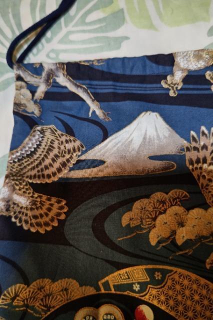 ★処分品★新柄紺×金彩鷹鷲と富士山と松和柄ナナメ掛巾着袋 < キッズ/ベビー  ★処分品★新柄紺×金彩鷹鷲と富士山と松和柄ナナメ掛巾着袋  < キッズ/ベビーの