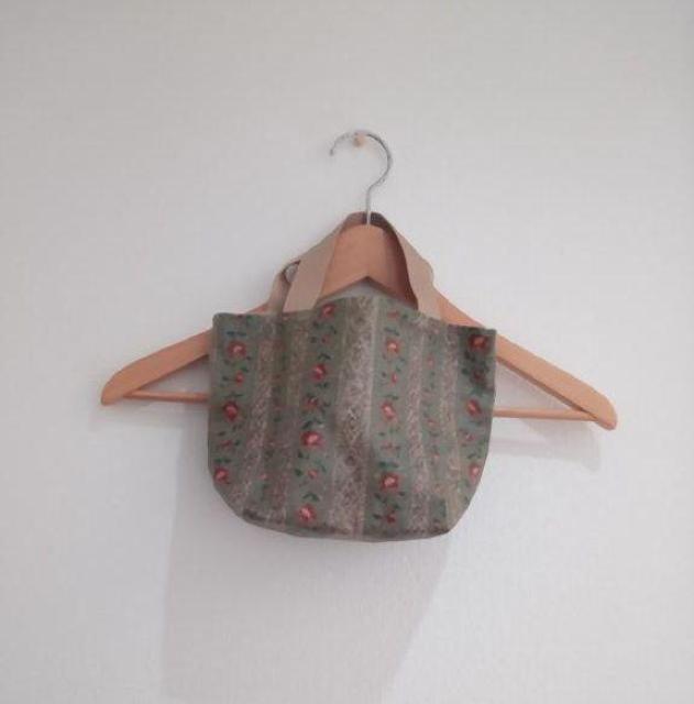 レトロ 花柄 ポーチ付ハンドバッグ トートPVC お弁当入れにも♪ < 女性ファッション  レトロ 花柄 ポーチ付ハンドバッグ トートPVC お弁当入れにも♪ < 女性ファッションの