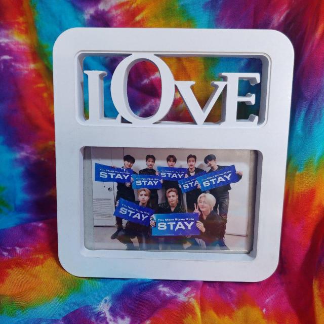 StrayKids□LOVEフォトフレーム入ブロマイド□ストレイキッズ□スキズ□ < タレントグッズ  StrayKids□LOVEフォトフレーム入ブロマイド□ストレイキッズ□スキズ□  < タレントグッズの