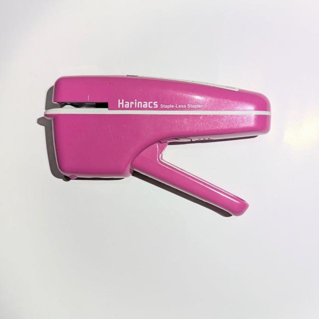 Harinaes ステープルレスホッチキス ピンク < インテリア/ライフ Harinaes ステープルレスホッチキス ピンク < インテリア/ライフの